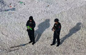 中国海警登临铁线礁开展维权行动