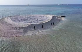 中国海警登临铁线礁开展维权行动