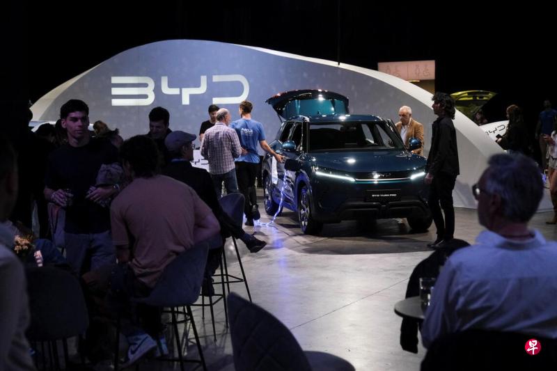 中国汽车工业协会数据显示,今年首九个月,中国新能源汽车出口同比增长89.4%,比亚迪是增速最快的汽车品牌。图为比亚迪10月8日在阿根廷布宜诺斯艾利斯展出元Pro车型。(路透社)
