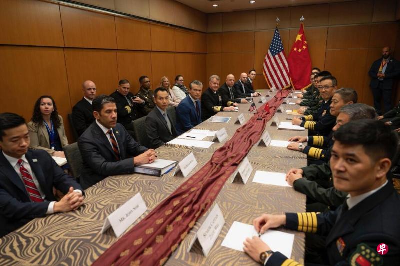 美国战争部长赫格塞斯(长桌左侧左四)星期五(10月31日)在吉隆坡首次与中国防长董军(长桌右侧右四)举行面对面会晤。 (赫格塞斯X账号)