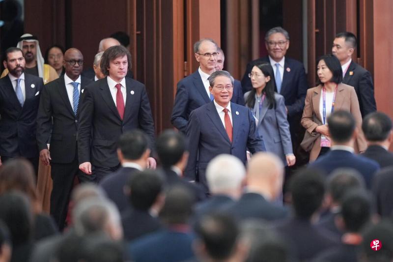 中国总理李强(中)星期三在上海出席第八届中国国际进口博览会开幕式,并发表主旨演讲。(中新社)