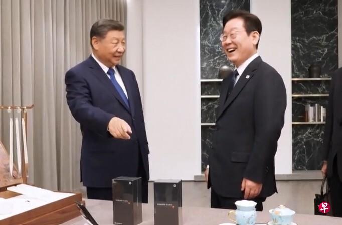 中国国家主席习近平(左)星期六(11月1日)在韩国庆州与韩国总统李在明会晤期间,赠送对方两部小米手机。(视频截图)
