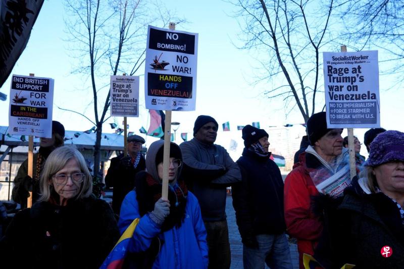 美国空袭委内瑞拉并逮捕总统马杜罗夫妇的行动遭到国际社会谴责。在英国伦敦,英国共产党人在美国大使馆外抗议,呼吁美国停止干涉委内瑞拉。(路透社)