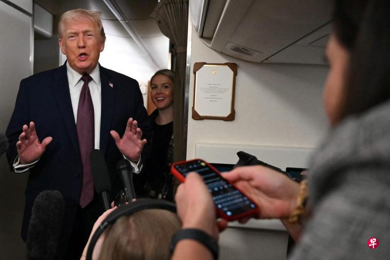 特朗普1月22日在空军一号上说:“我期待见到习近平主席,我一直与中国国家主席习近平保持着良好的关系。”(法新社档案照片)