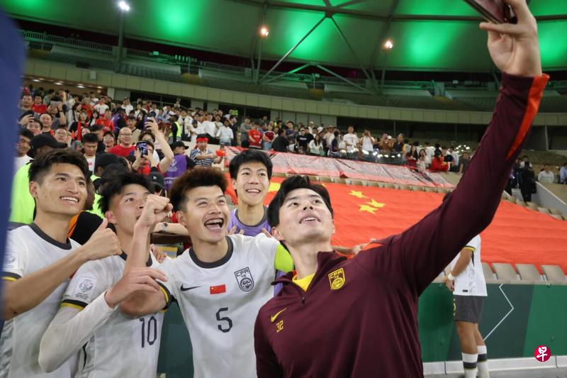 中国队星期二(1月20日)在沙特阿拉伯吉达举行的亚足联U23男足亚洲杯半决赛中,3比0战胜越南队闯入决赛。图为中国队球员在比赛后自拍。(新华社)