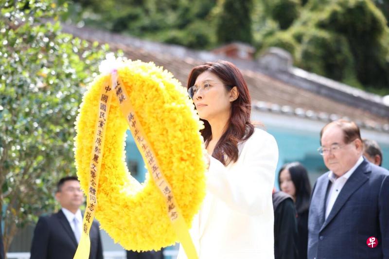 郑丽文星期四(4月2日)上午率党务主管到桃园大溪慈湖向已故国民党总裁蒋介石谒陵。(取自郑丽文脸书)