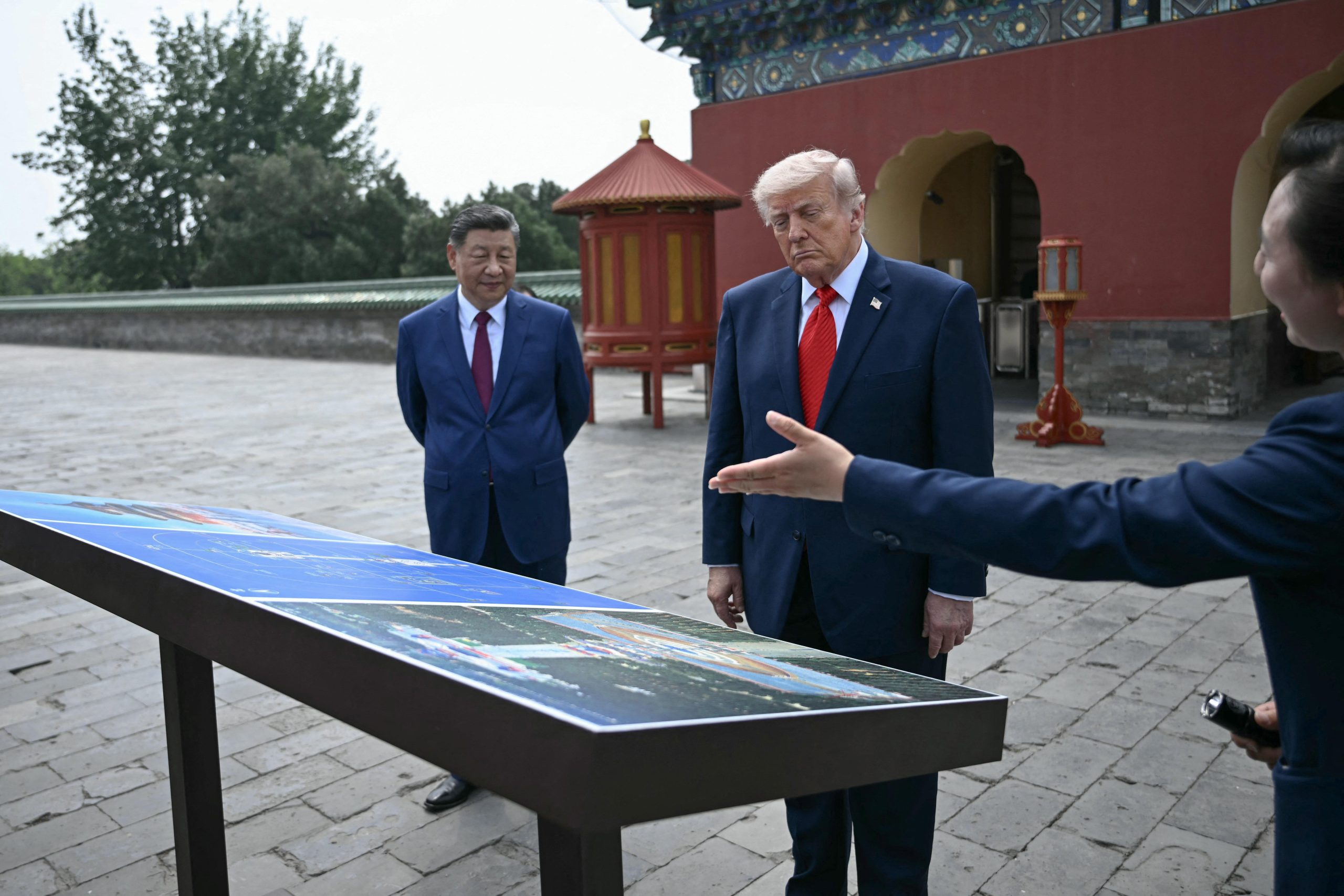 美国总统特朗普星期四(5月14日)在天坛聆听讲解员的介绍。(路透社)