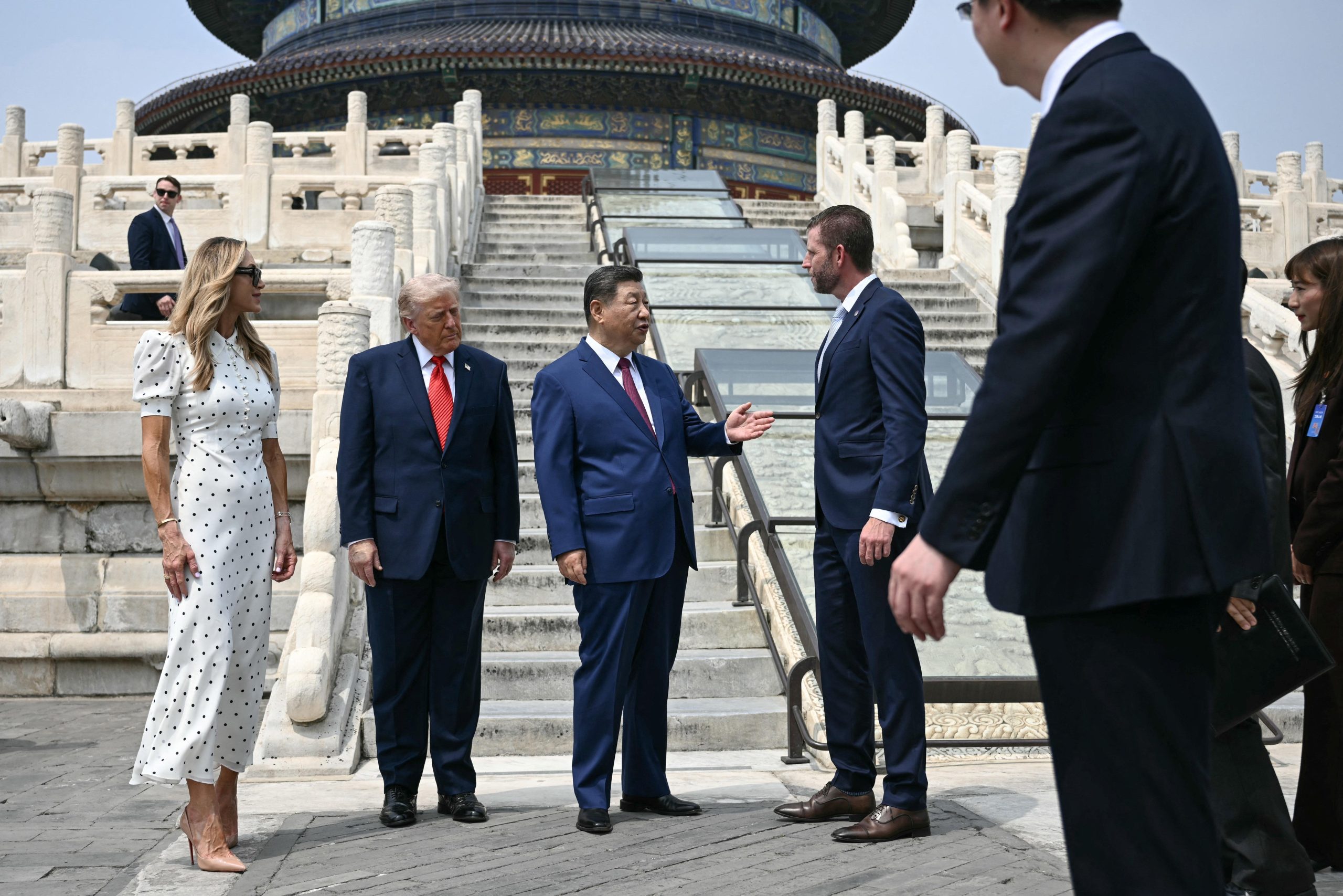中国国家主席习近平星期四(5月14日)在天坛与美国总统特朗普的儿子埃里克(右二)交谈。站在特朗普右边的是埃里克的妻子拉拉。(路透社)