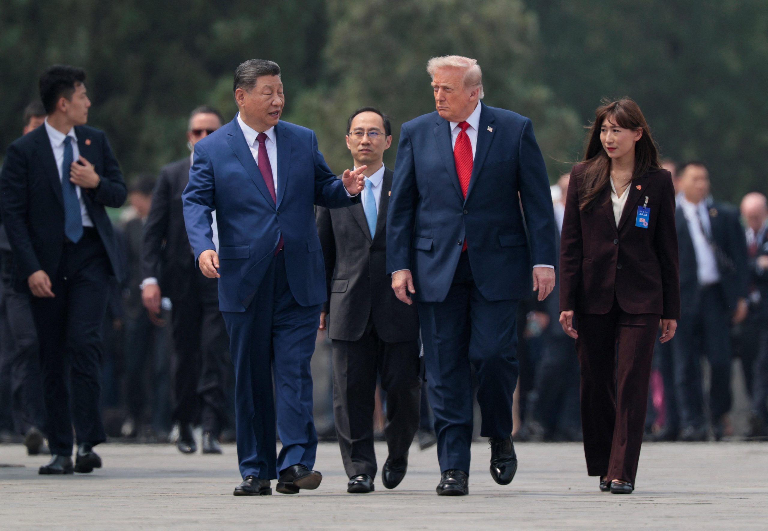 美国总统特朗普星期四(5月14日)参观天坛时,与中国国家主席习近平交谈。(路透社)