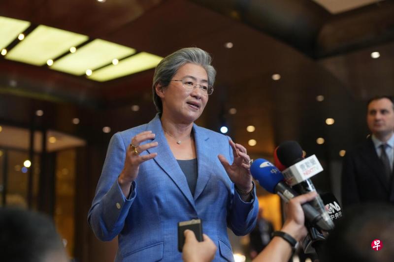 美国晶片大厂超威(AMD)董事长暨首席执行官苏姿丰展开快闪访问台湾行程。图为她星期四(5月21日)傍晚在台北市下塌饭店门口接受媒体联访。(香港中通社)