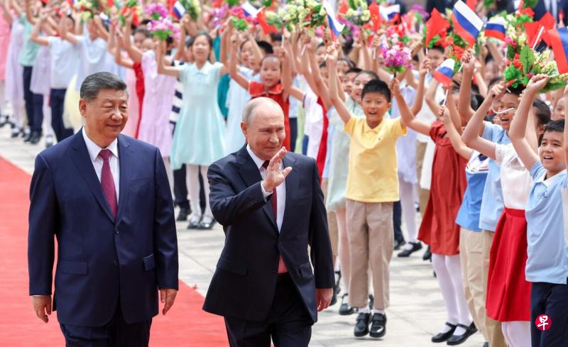 中国国家主席习近平(左一)星期三(5月20日)上午在北京人民大会堂东门外广场,为俄罗斯总统普京(左二)举行欢迎仪式。(法新社)
