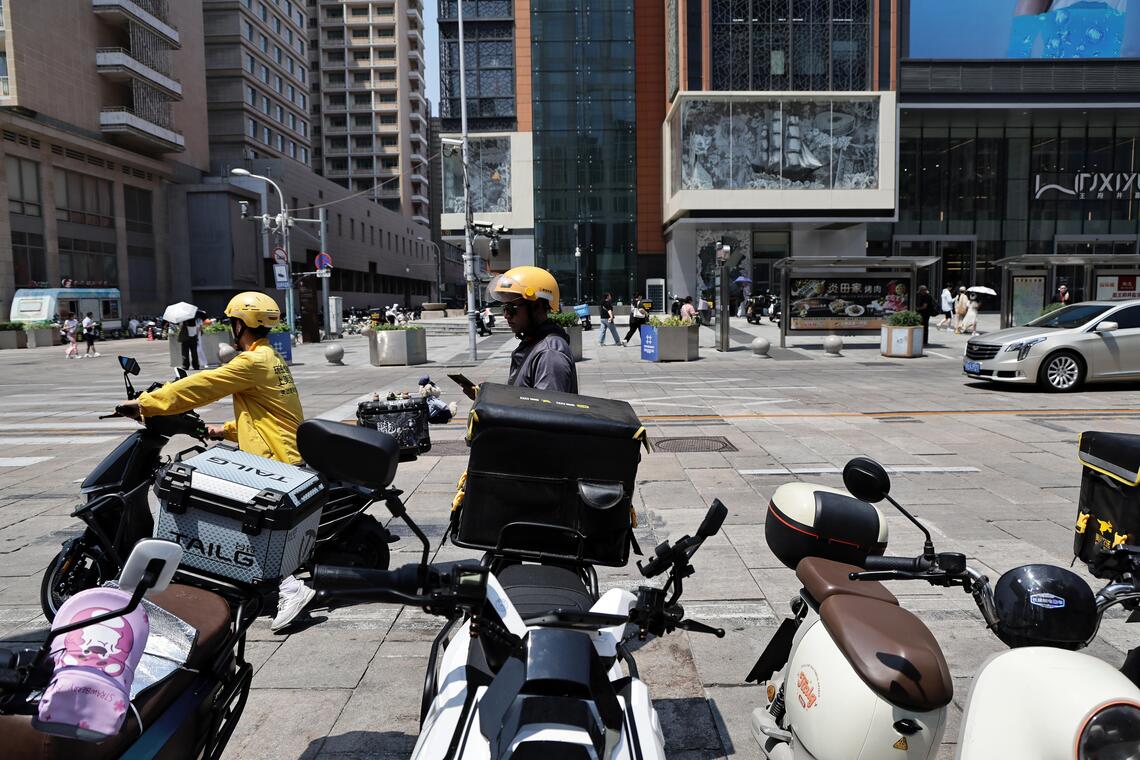 去年6月,北京王府井大街的外卖员。(海峡时报档案照)
