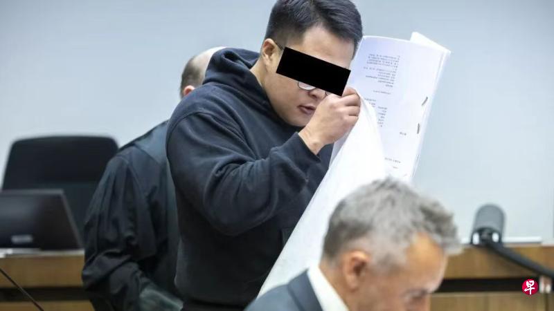 德国留学生蒋中懿今年4月因谋杀未遂、强奸等罪行被判入狱11年三个月,他在慕尼黑法院接受审判时试图遮掩面部。(互联网)